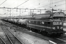 170969 Afbeelding van de electrische locomotief nr. 1302 (serie 1300) van de N.S. met een olietrein te Amersfoort.